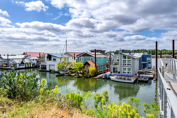 2000 floating home-3